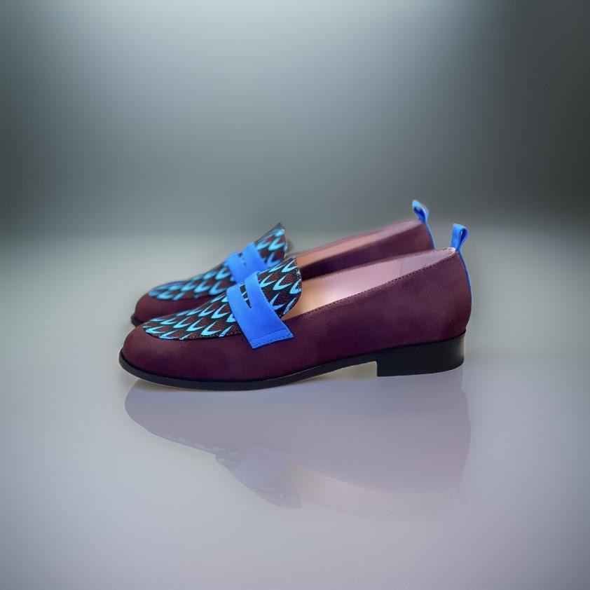Ces mocassins faits main en cuir souple bordeaux et tissu ethnique africain bleu incarnent le mélange ultime de confort, d'élégance et d'authenticité. Chaque paire est unique, conçue pour ceux qui souhaitent allier style et culture. Que ce soit pour une journée décontractée ou une soirée spéciale, les mocassins SEULIE sont le choix idéal.