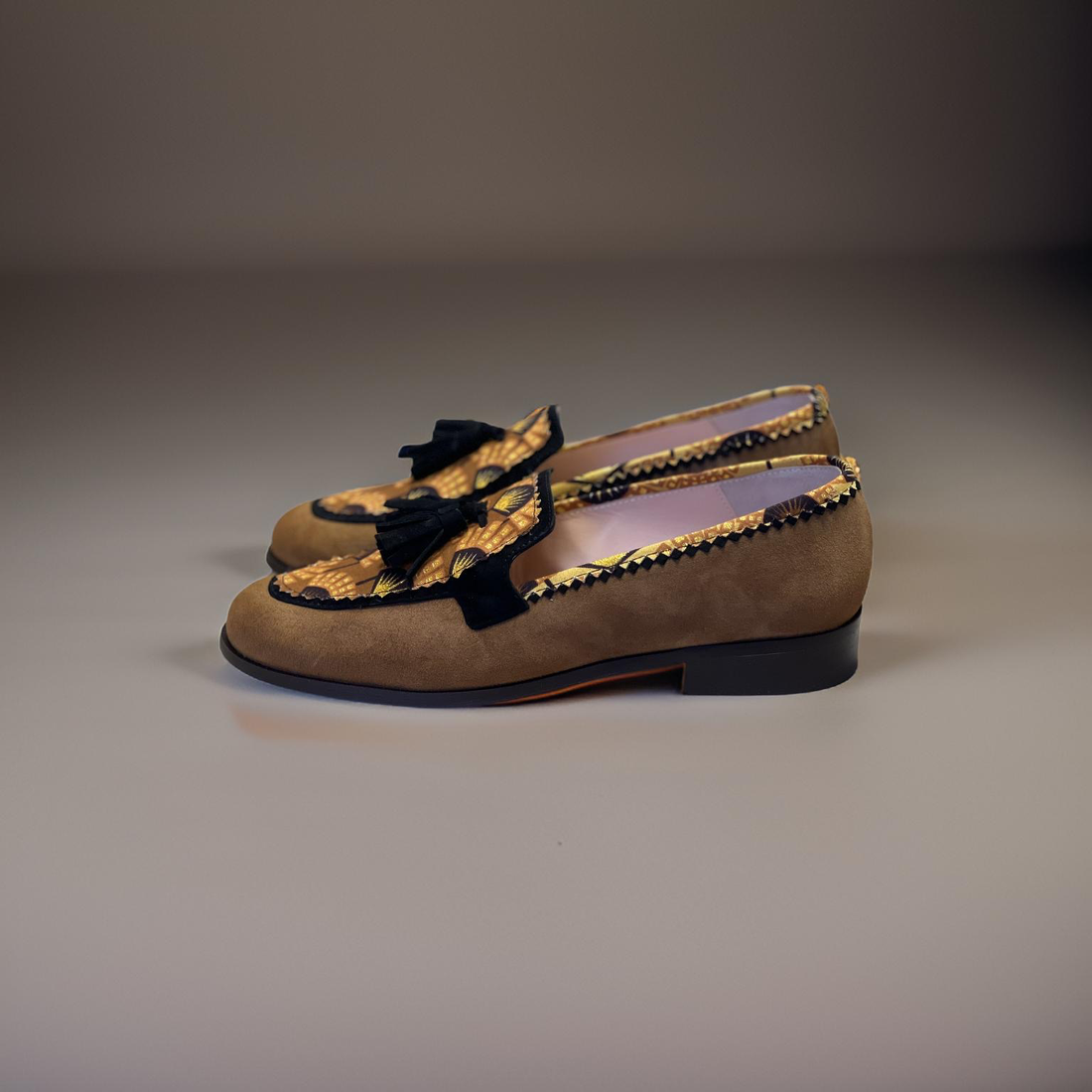 Ces mocassins faits main, en cuir souple et tissu ethnique africain, incarnent la fusion parfaite de confort et de style. Chaque paire est une œuvre d'art unique, conçue pour vous distinguer avec une touche de culture et de sophistication. Parfaits pour toutes les occasions, des sorties décontractées aux événements spéciaux, les mocassins MOLOTU sont le choix idéal pour ceux qui cherchent à allier tradition et modernité dans leur garde-robe.