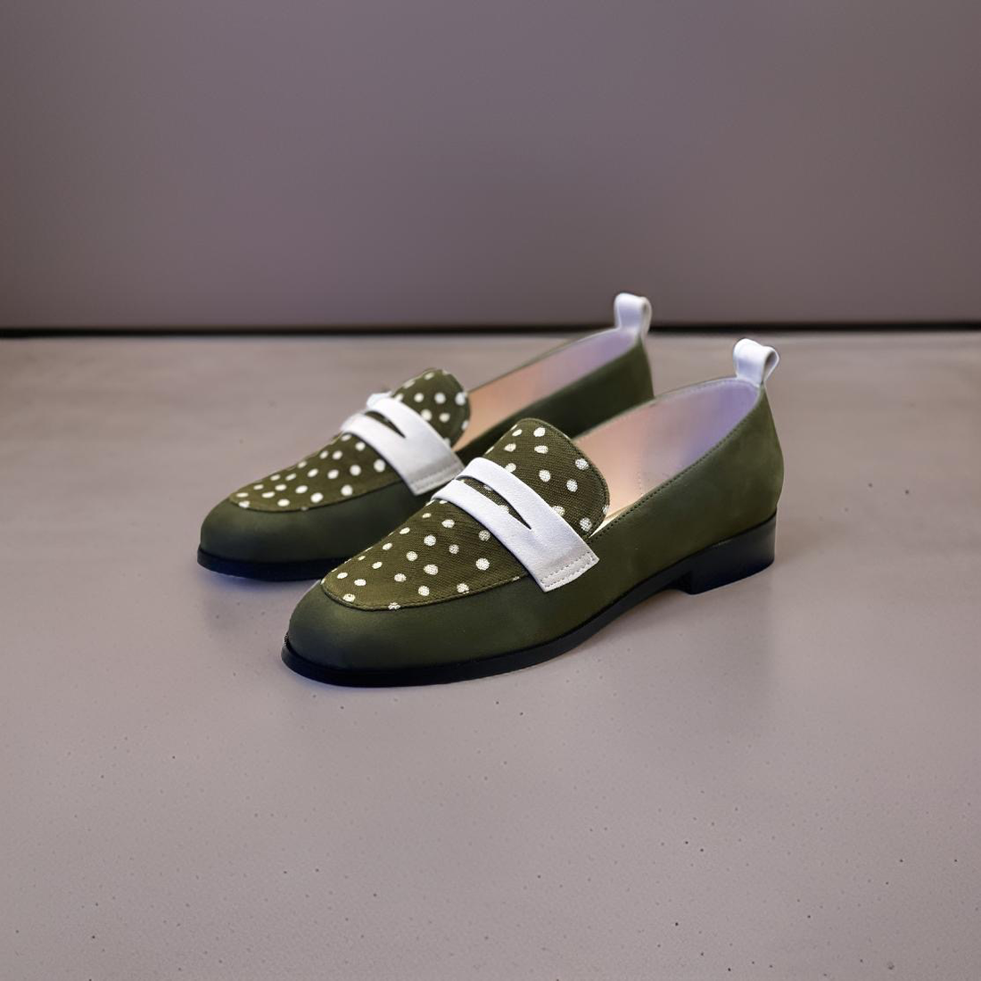 mocassins Himba SEULIE, une fusion parfaite entre tradition et modernité. Ces mocassins faits main en cuir souple bordeaux et tissu ethnique africain bleu incarnent le mélange ultime de confort, d'élégance et d'authenticité.