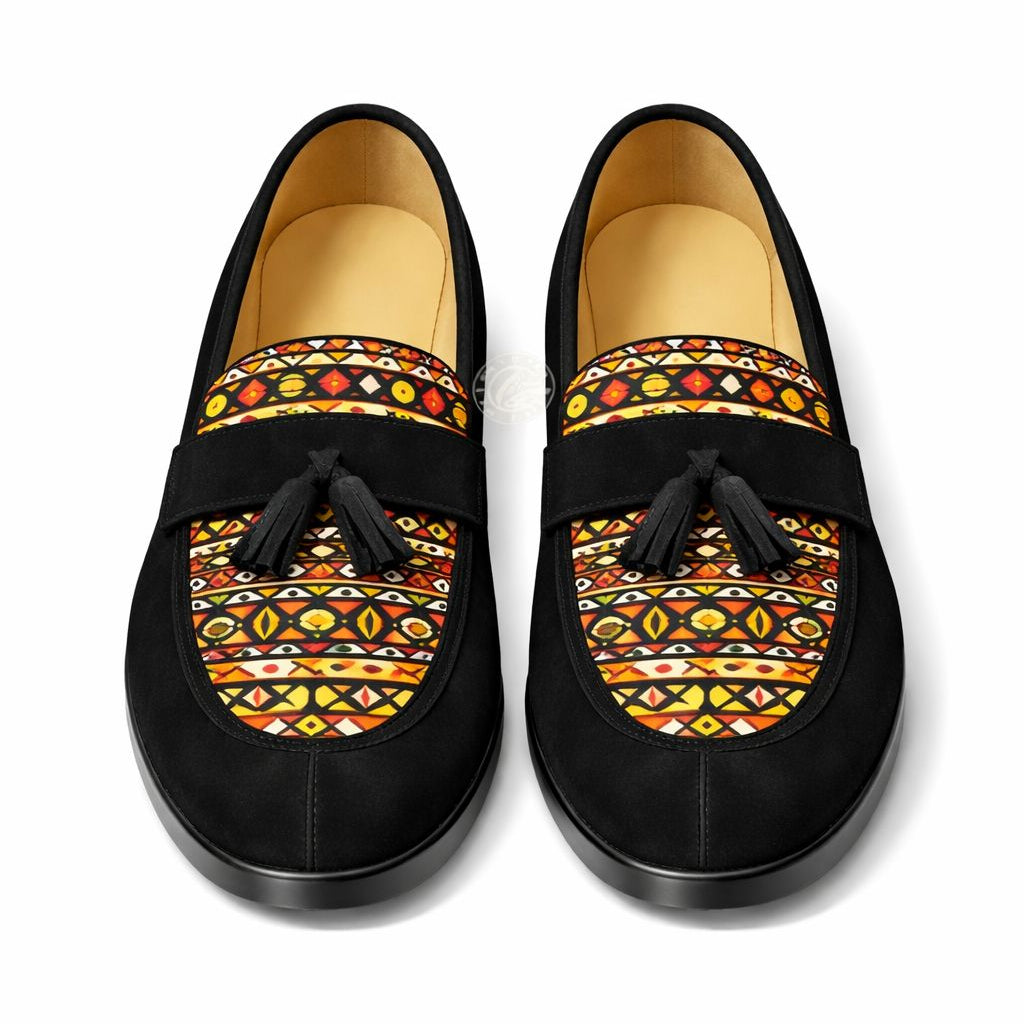 Vue de face des mocassins Himba Cabinda en daim noir, Samakaka dominant, fait main Portugal