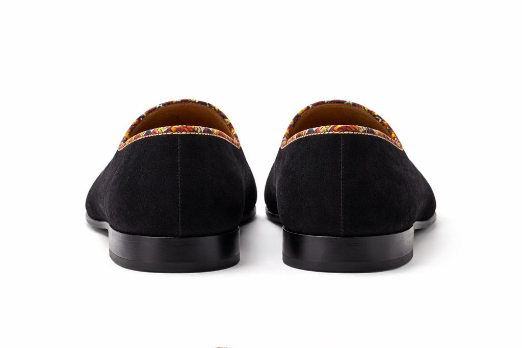 Vue arrière des mocassins Himba Dundo en daim noir, liseré et pompon Samakaka, fait main Portugal