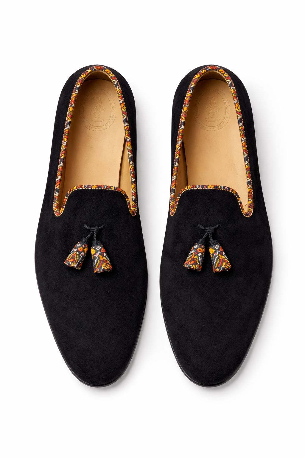 Mocassins Himba Dundo en daim noir, liseré et pompon Samakaka, fait main Portugal