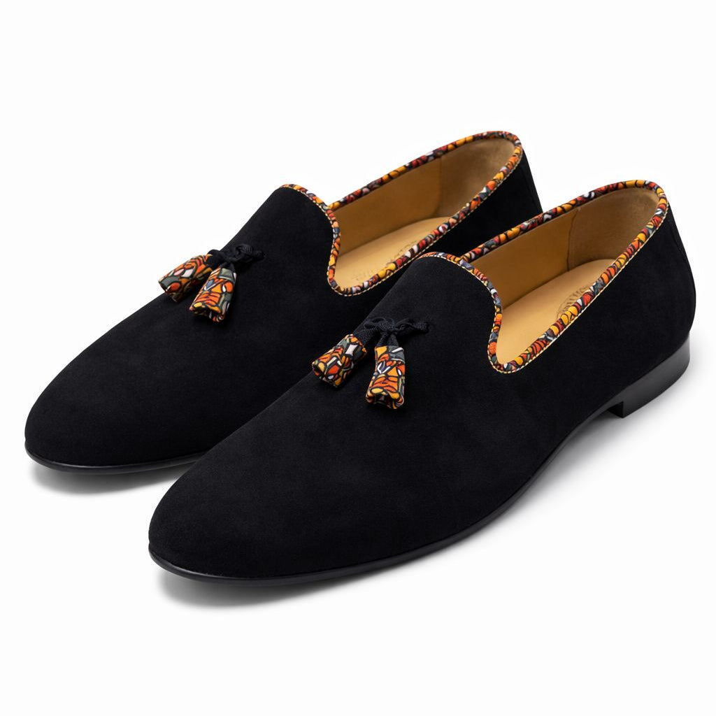 Mocassins unisexe Himba Dundo en daim noir, liseré Samakaka et pompon en tissu, vue de côté