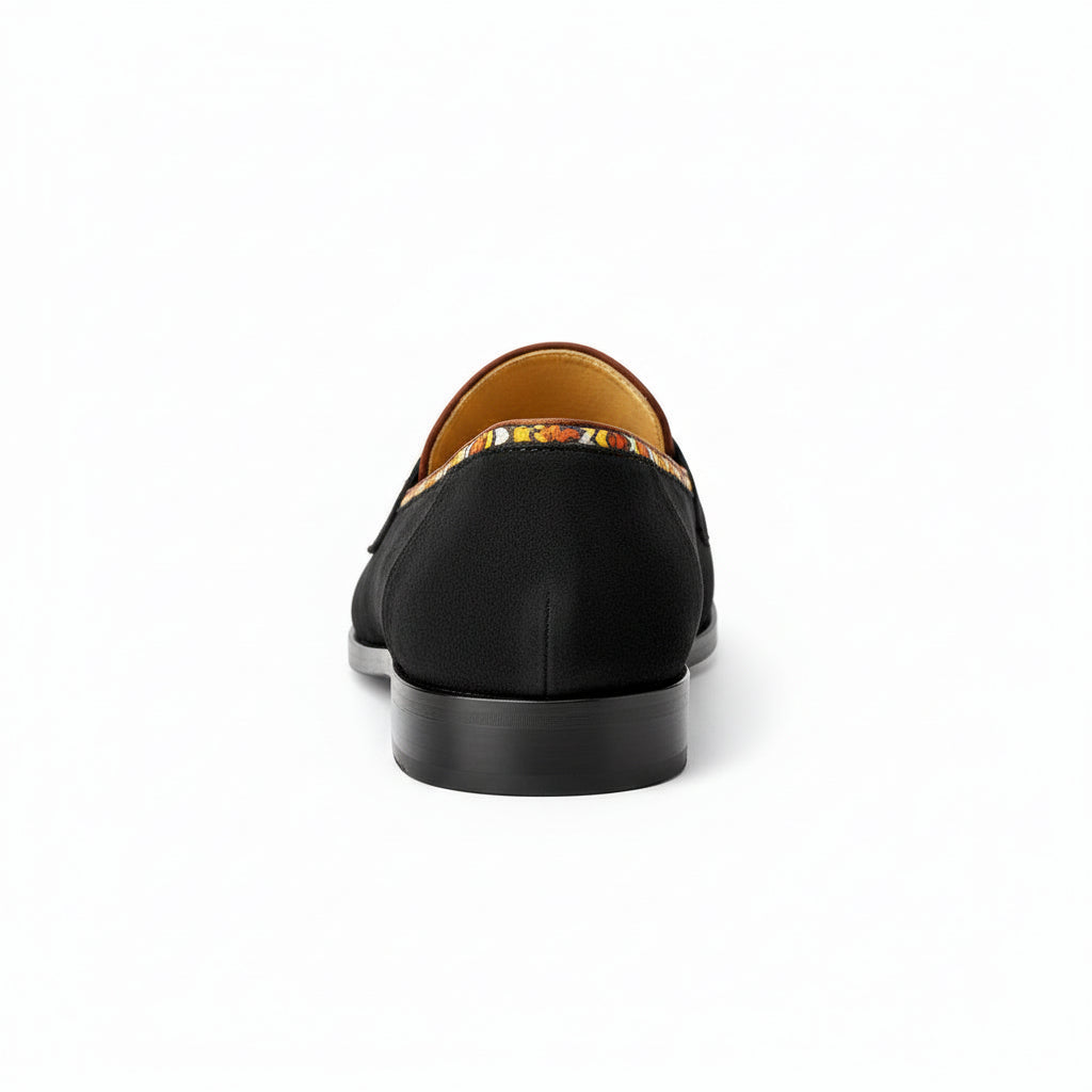 Vue arrière des mocassins Himba Lubango en daim noir, bande Samakaka et pompon, fait main Portugal