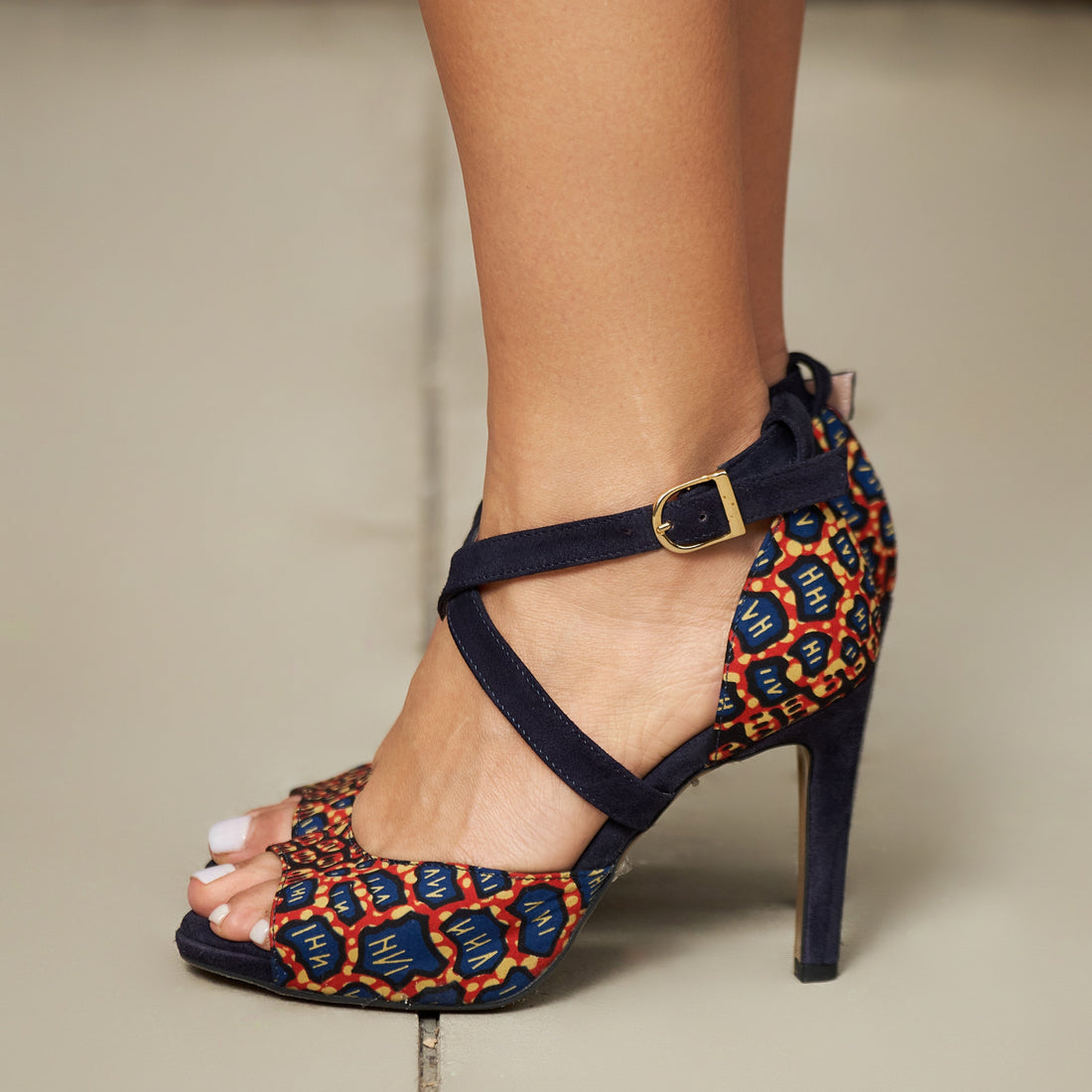 Sandales Skin Himba Fashion – chaussures de danse Kizomba et Semba en cuir bleu marine et tissu à motifs brique et bleu marine, peep toe, double bride croisée, talon aiguille, fabrication artisanale portugaise