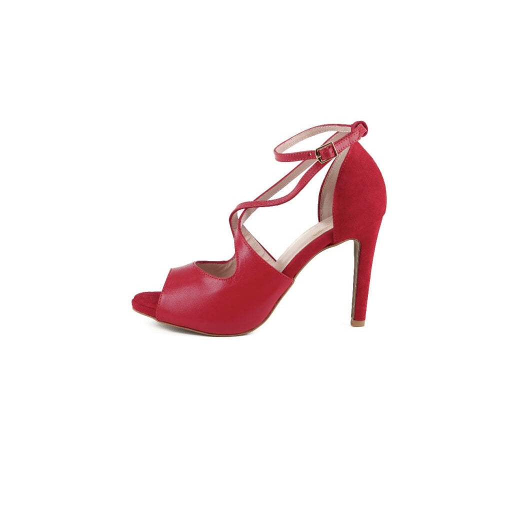 Chaussures kizomba Rosali rouge portées - Escarpins danse femme cuir perforé talon stable bride cheville - Artisanat portugais Himba Fashion