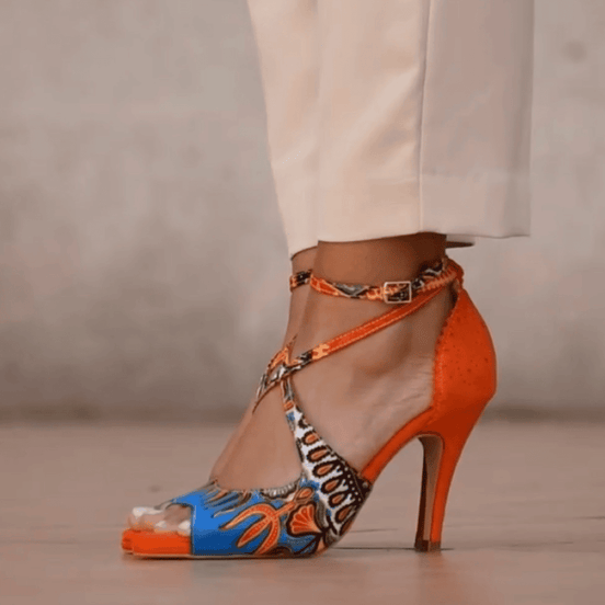 Escarpins BRINGI oranges - cuir artisanal et wax africain - talon 9cm - vue chaussure portée - HIMBA Fashion