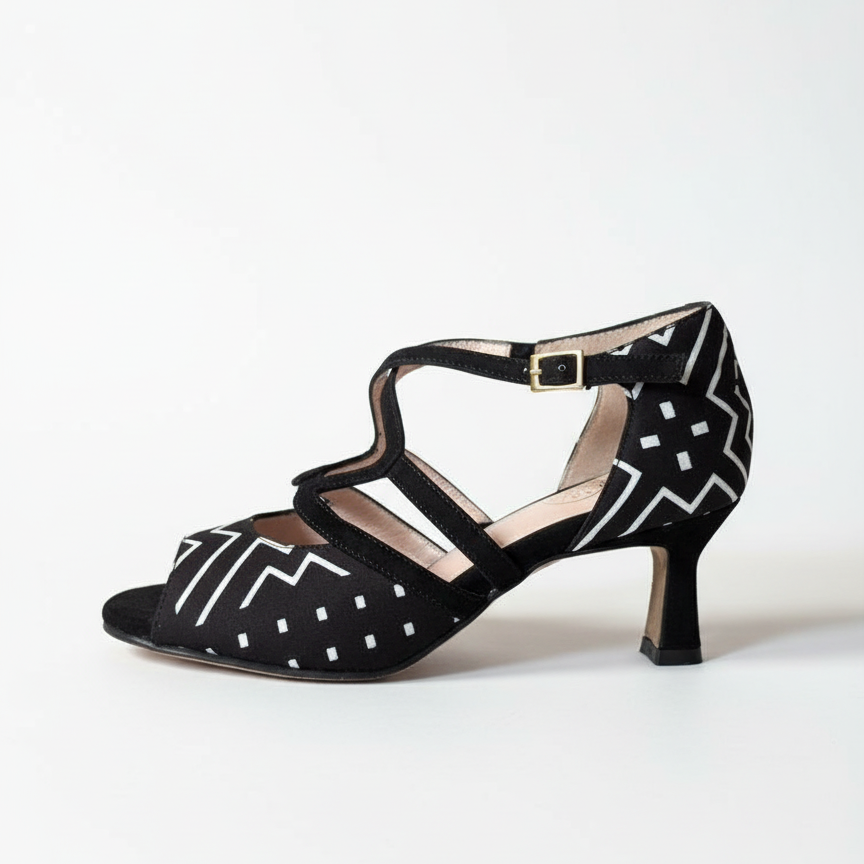 Chaussures kizomba Aptaboginha noir et blanc - Escarpins danse kizomba bogolan Mali motifs bride croisée talon - Artisanat portugais Himba Fashion