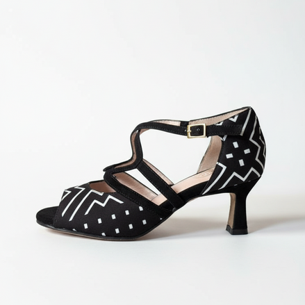 Chaussures kizomba Aptaboginha noir et blanc - Escarpins danse kizomba bogolan Mali motifs bride croisée talon - Artisanat portugais Himba Fashion