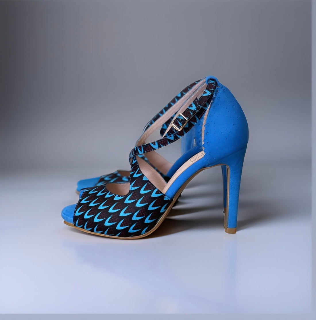 Chaussures kizomba Bolingo bleu - Escarpins danse africaine wax abeille bride croisée talon - Artisanat portugais Himba Fashion