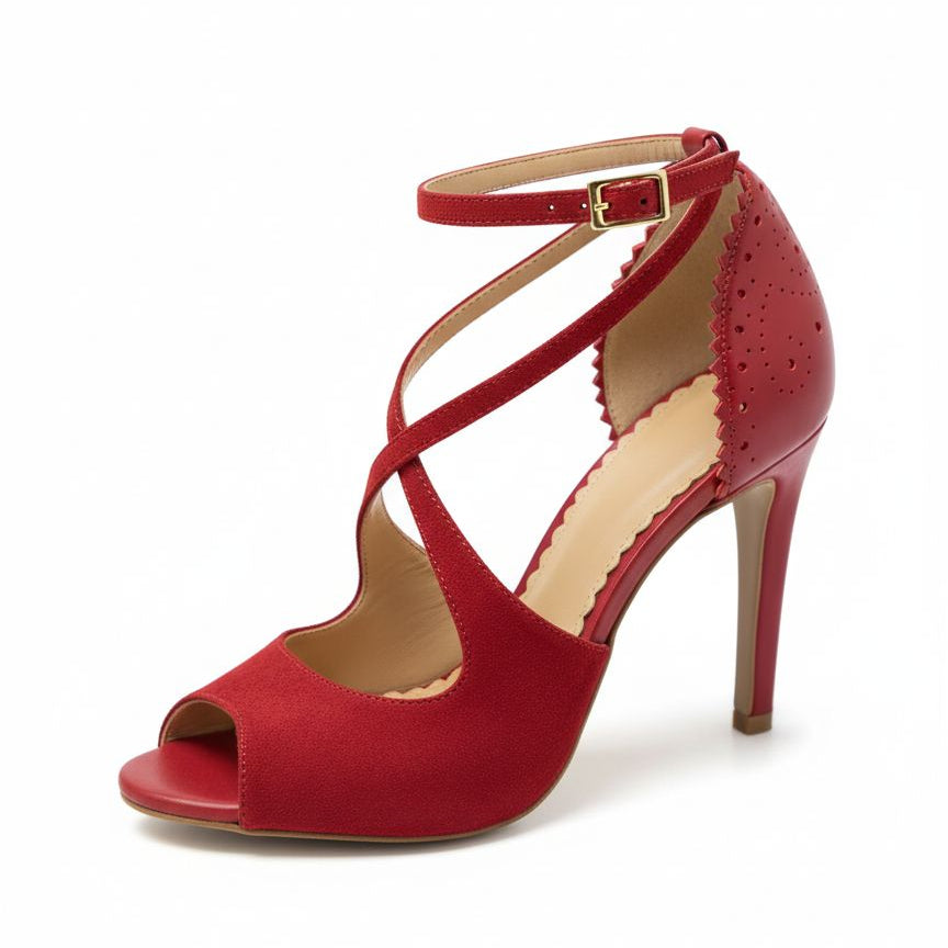 Chaussures kizomba Rosali rouge portées - Escarpins danse femme cuir perforé talon stable bride cheville - Artisanat portugais Himba Fashion