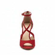 
Chaussures kizomba Rosali rouge portées - Escarpins danse femme cuir perforé talon stable bride cheville - Artisanat portugais Himba Fashion