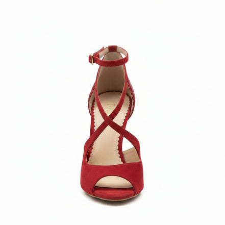 
Chaussures kizomba Rosali rouge portées - Escarpins danse femme cuir perforé talon stable bride cheville - Artisanat portugais Himba Fashion