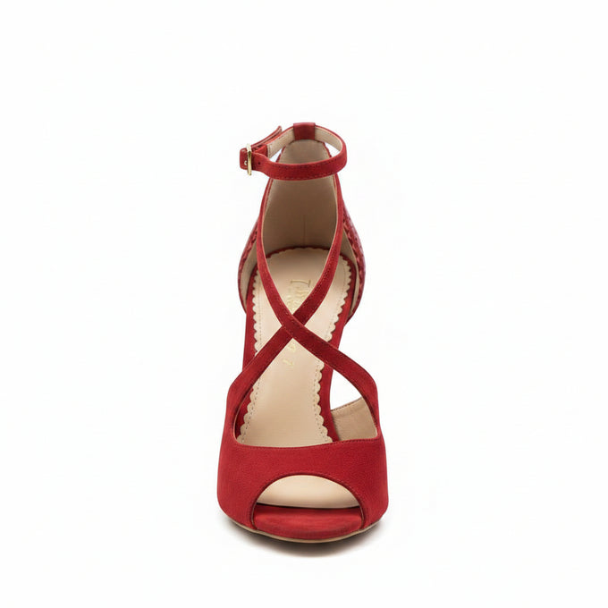 
Chaussures kizomba Rosali rouge portées - Escarpins danse femme cuir perforé talon stable bride cheville - Artisanat portugais Himba Fashion