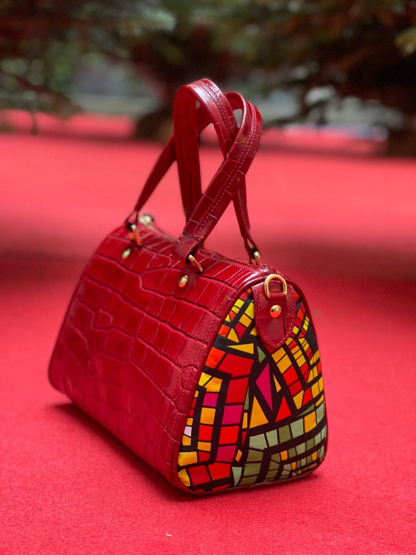 Sac ATEL en cuir croco rouge vernis et tissu ethnique wax multicolore.