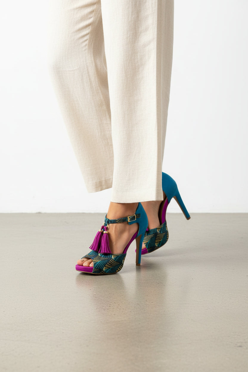 Escarpins BANZA bleus et fuchsias - cuir daim artisanal et touches de jacquard - talon 8,5cm - vue chaussures portées - HIMBA Fashion