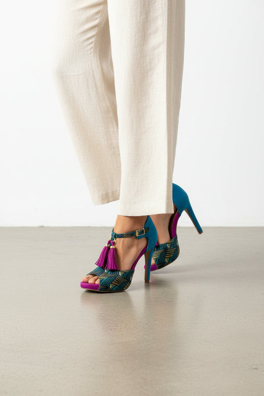 Escarpins BANZA bleus et fuchsias - cuir daim artisanal et touches de jacquard - talon 8,5cm - vue chaussures portées - HIMBA Fashion