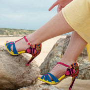 Escarpins DIONGUE jaunes, bleus et fuchsias - cuir artisanal et wax africain - talon 9cm - vue chaussure portée - HIMBA Fashion