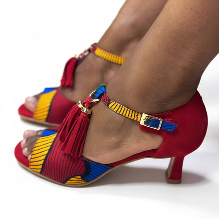 Escarpins GIROGINHA cuir rouge tissu wax talon 5cm - Vue portée lifestyle - Plateforme 0,5cm - Himba Fashion
