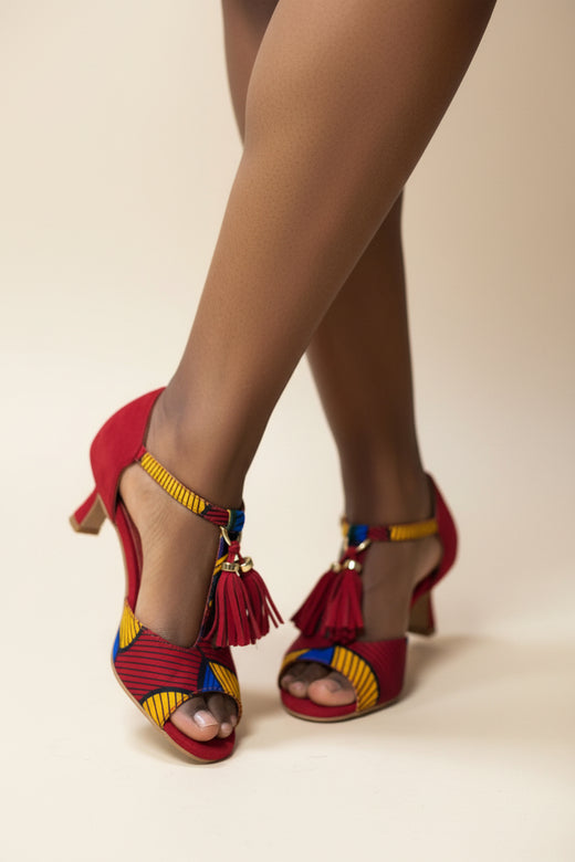 Escarpins GIROGINHA cuir rouge tissu wax talon 5cm - Vue portée lifestyle - Plateforme 0,5cm - Himba Fashion