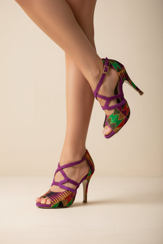 Escarpins MIKATE fuchsias et bleus - cuir daim artisanal et wax africain - talon 8,5cm - vue chaussure portée - HIMBA Fashion