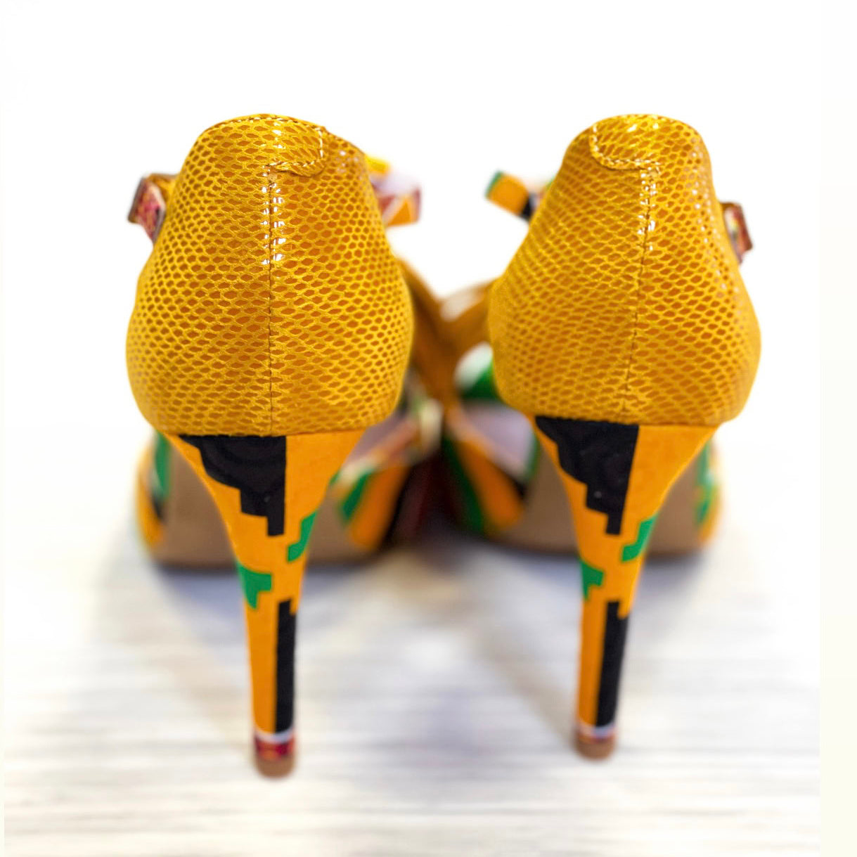 Escarpins NEGAL cuir daim jaune vert tissu wax Kente - Détail motifs traditionnels - Himba Fashion
