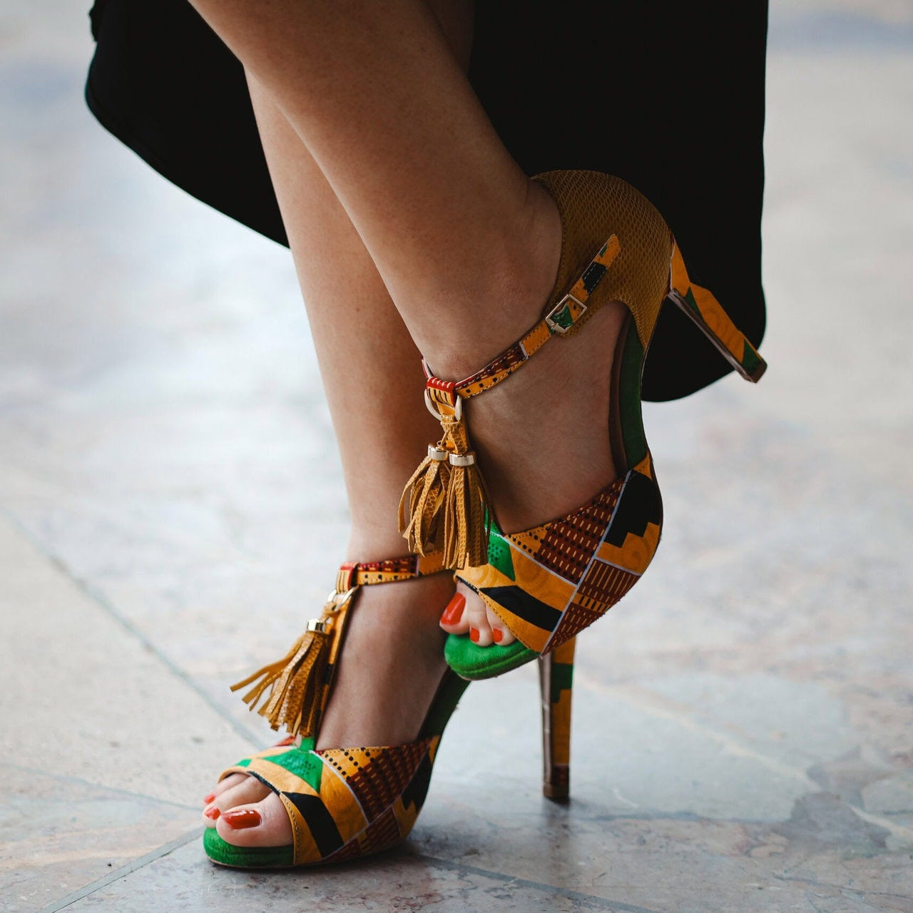 Escarpins NEGAL cuir daim jaune vert tissu wax Kente - Vue portée lifestyle - Talon 9,5cm plateforme 1,5cm - Himba Fashion