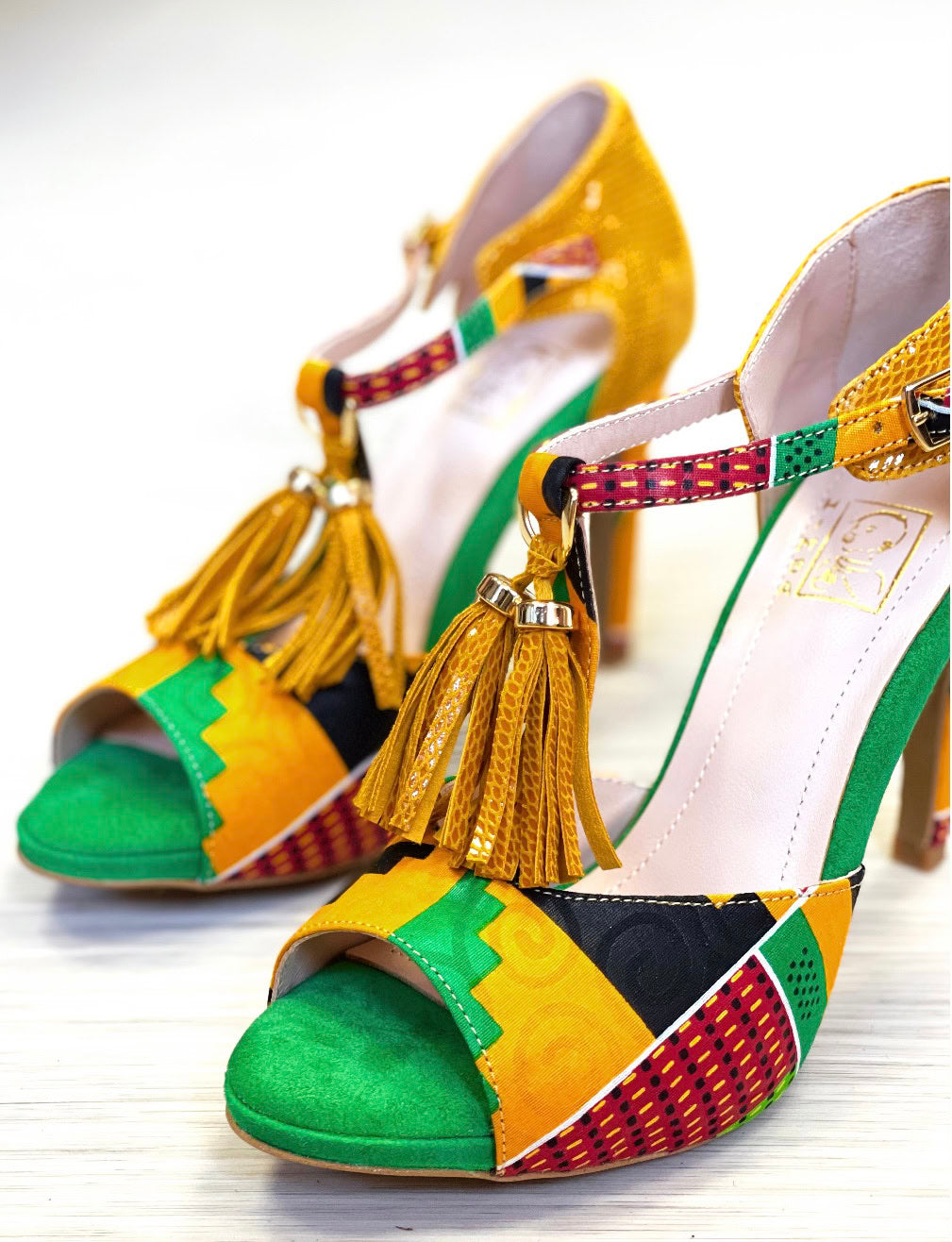 Escarpins NEGAL cuir daim jaune vert tissu wax Kente - Vue de profil - Bride dorée ajustable - Himba Fashion