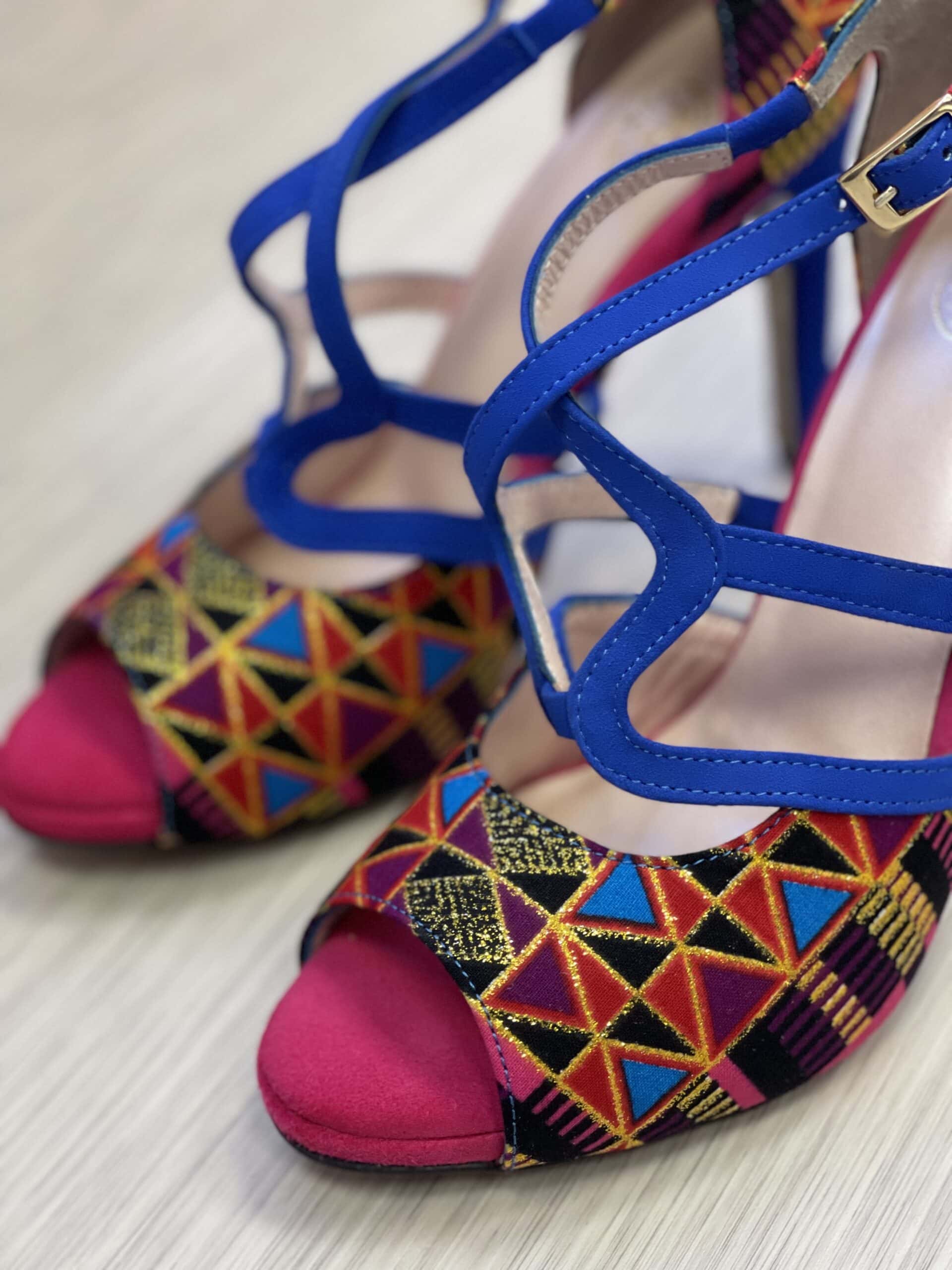 Escarpins NZINGA cuir daim bleu royal fuchsia wax - Détail tissu ethnique géométrique - Himba Fashion
