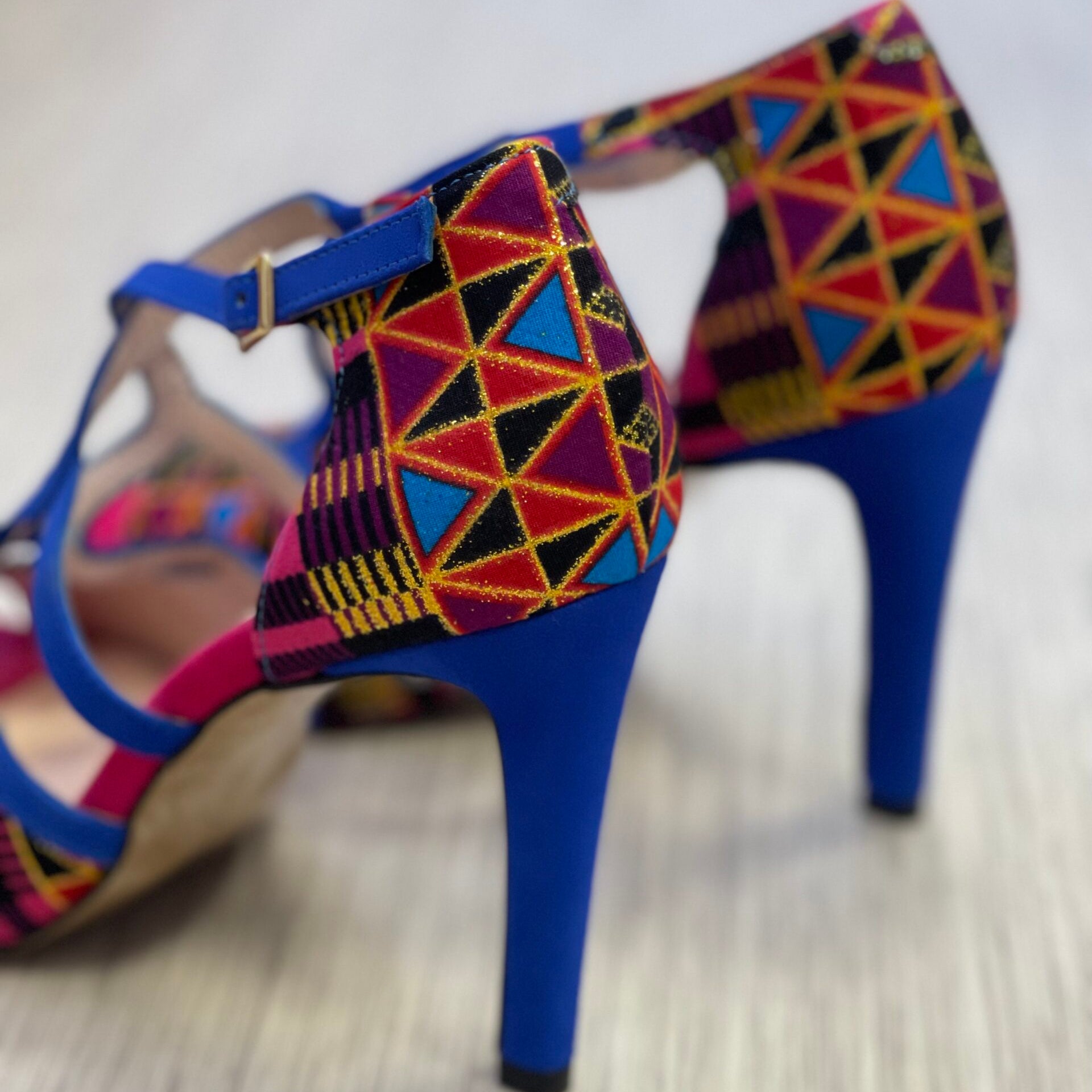 Escarpins NZINGA cuir daim bleu royal fuchsia wax - Vue arrière - Chaussures artisanales Portugal - Himba Fashion