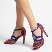 Escarpins NZINGA Signature bleu royal et fuchsia - cuir artisanal et wax africain - talon 9cm - vue chaussure portée - HIMBA Fashion