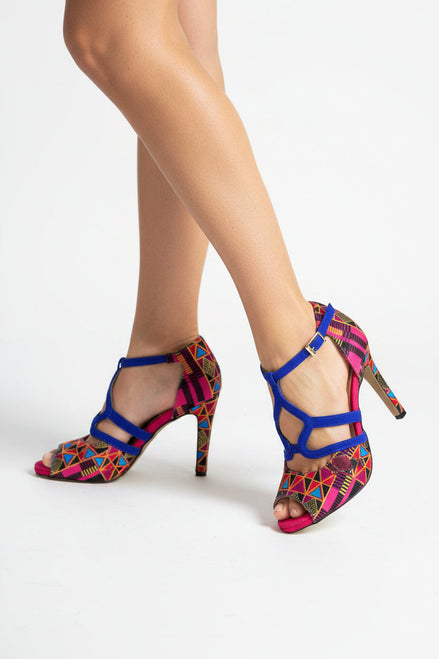Escarpins NZINGA Signature bleu royal et fuchsia - cuir artisanal et wax africain - talon 9cm - vue chaussure portée - HIMBA Fashion