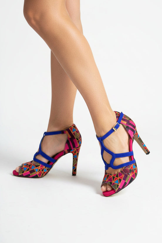 Escarpins NZINGA Signature bleu royal et fuchsia - cuir artisanal et wax africain - talon 9cm - vue chaussure portée - HIMBA Fashion