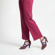 Escarpins NZINGINHA bleu royal et fuchsia - cuir artisanal et wax africain - talon 5cm - vue chaussure portée - HIMBA Fashion
