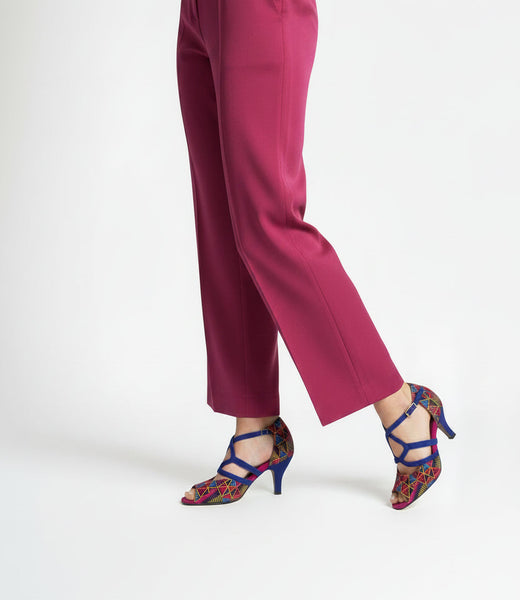 Escarpins NZINGINHA bleu royal et fuchsia - cuir artisanal et wax africain - talon 5cm - vue chaussure portée - HIMBA Fashion