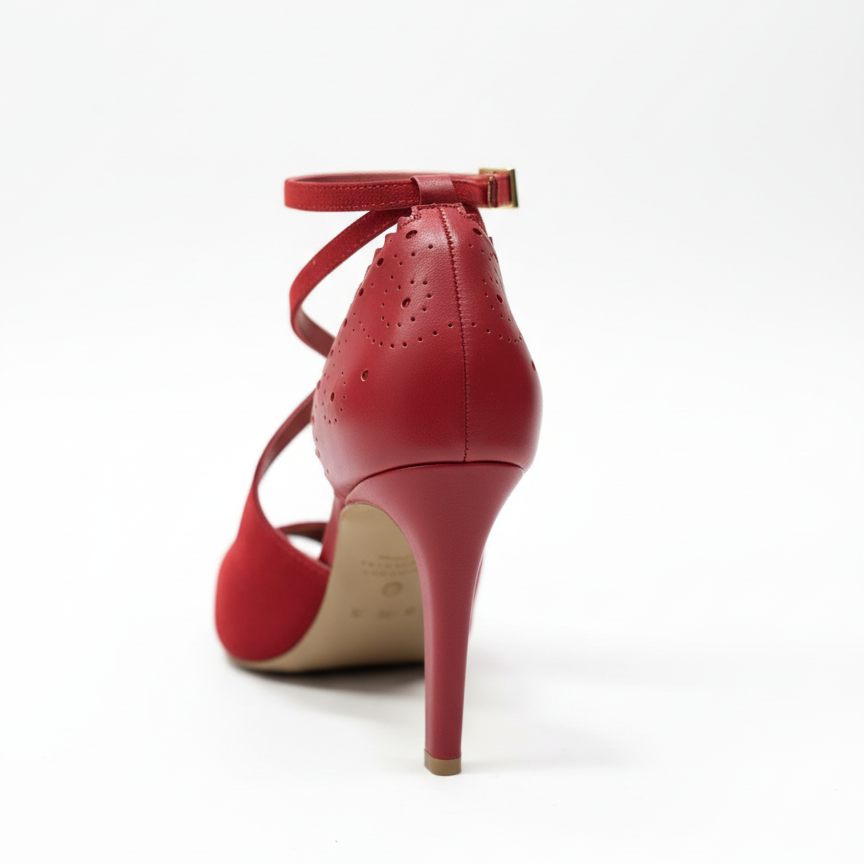 Chaussures kizomba Rosali rouge portées - Escarpins danse femme cuir perforé talon stable bride cheville - Artisanat portugais Himba Fashion