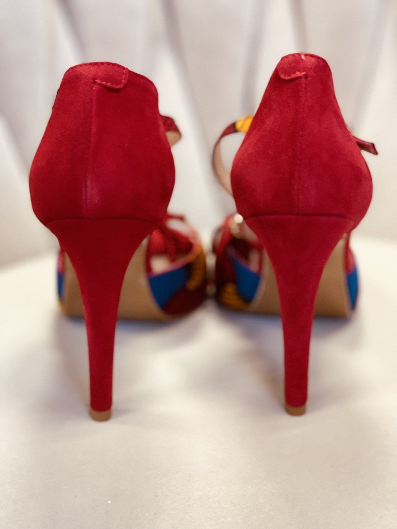 Chaussures à talons pour danse kizomba et semba en daim rouge et tissu wax - modèle unique Himba