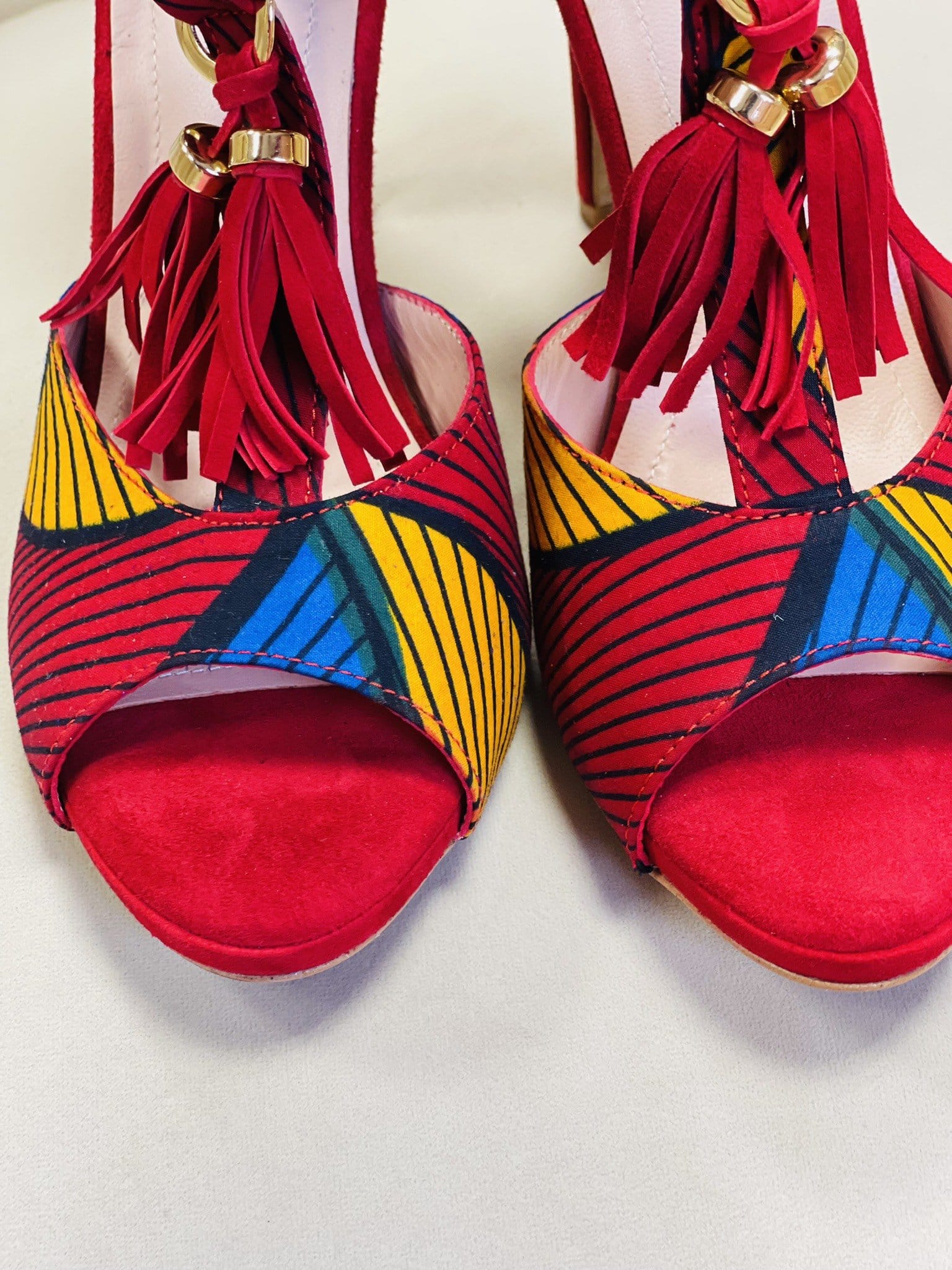 chaussures à talons hauts danse femme en daim rouge et tissu ethnique wax - modèle himba