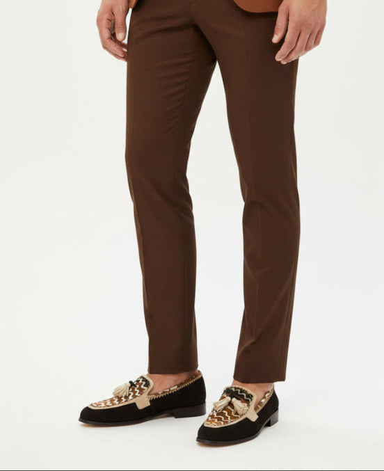 Mocassins HUAMBO marrons - cuir daim artisanal et tissu ethnique africain - vue chaussure portée par homme - HIMBA Fashion