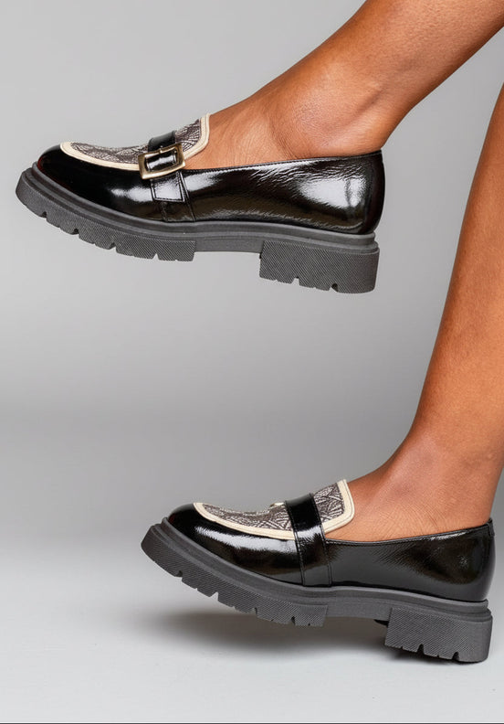 Mocassins SEHALIN noirs et multicolores - cuir artisanal et tissu jacquard fabriqué en France - vue chaussure portée - HIMBA Fashion