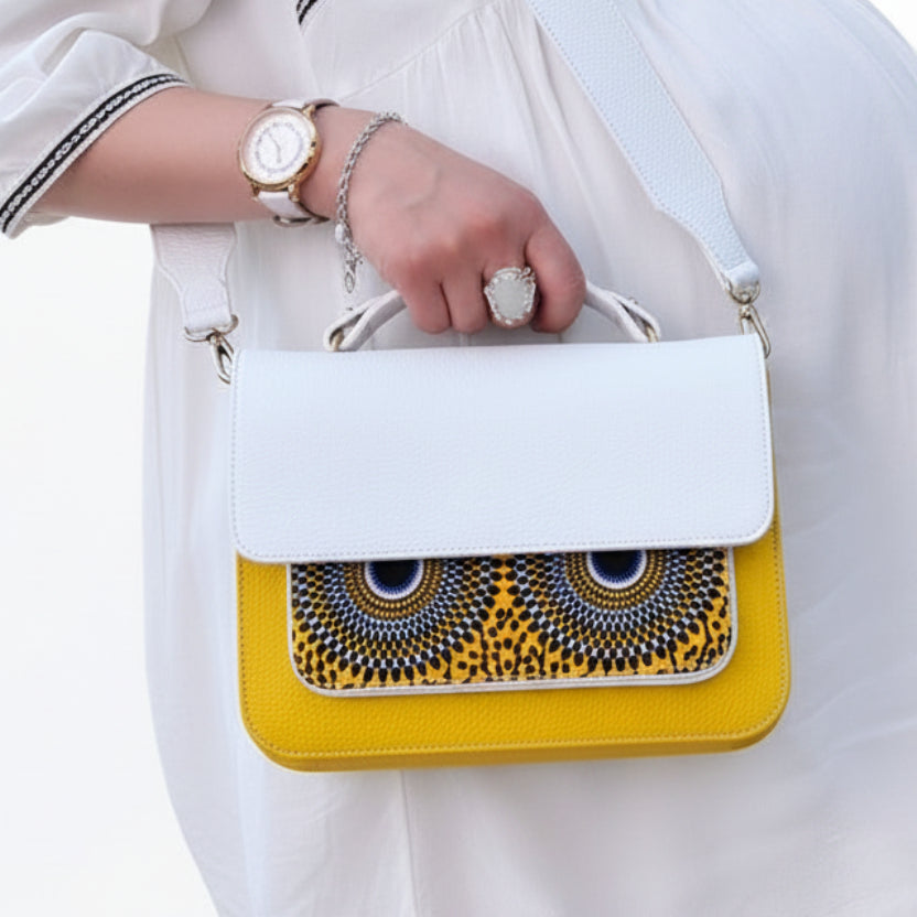 Sac JULIA blanc et multicolore - cuir artisanal et wax africain - L24cm x h16,5cm x P8cm - vue porté - HIMBA Fashion