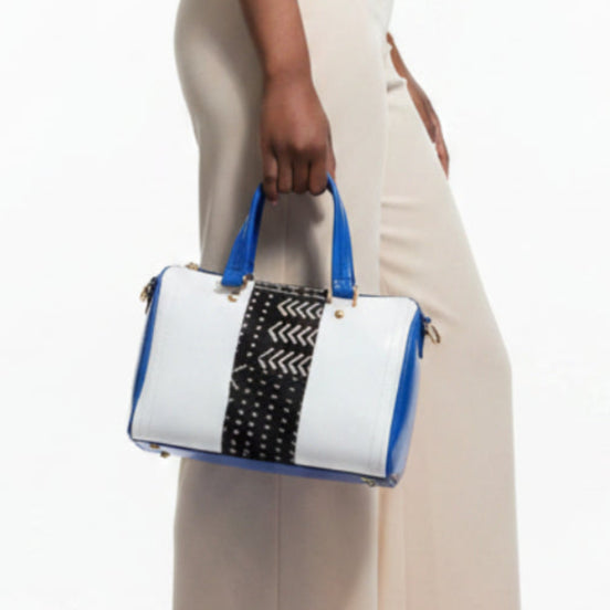 Sac MARTIR bleu et blanc - cuir artisanal et tissu Bogolan - L20cm x l13cm x h17cm - vue porté - HIMBA Fashion