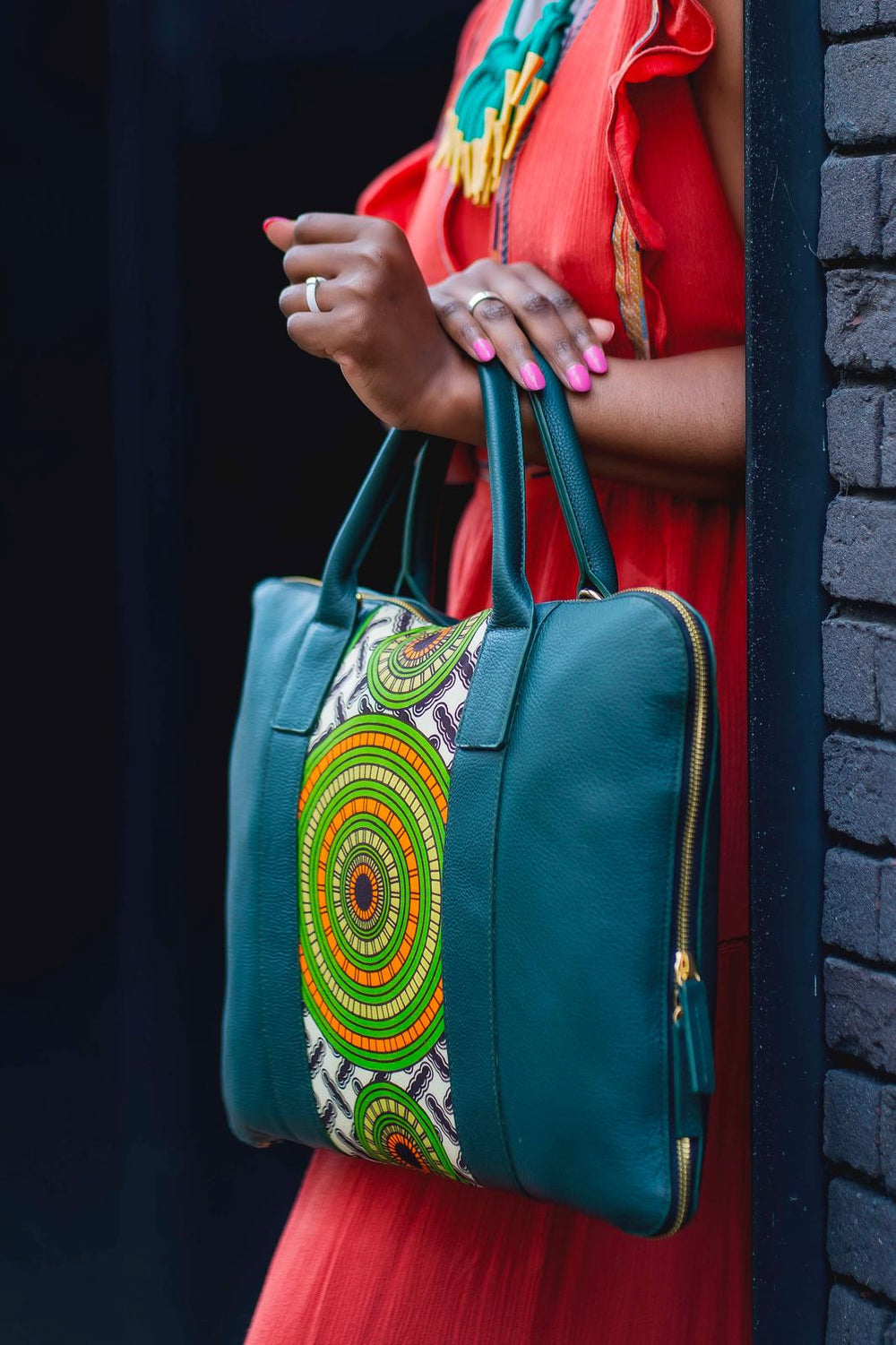 Sac ordinateur KWALA marron et multicolore - cuir artisanal et wax africain - L42cm x h32cm - vue porté - HIMBA Fashion