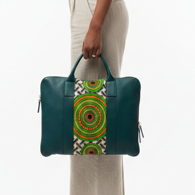 Sac ordinateur KWALA marron et multicolore - cuir artisanal et wax africain - L42cm x h32cm - vue porté - HIMBA Fashion