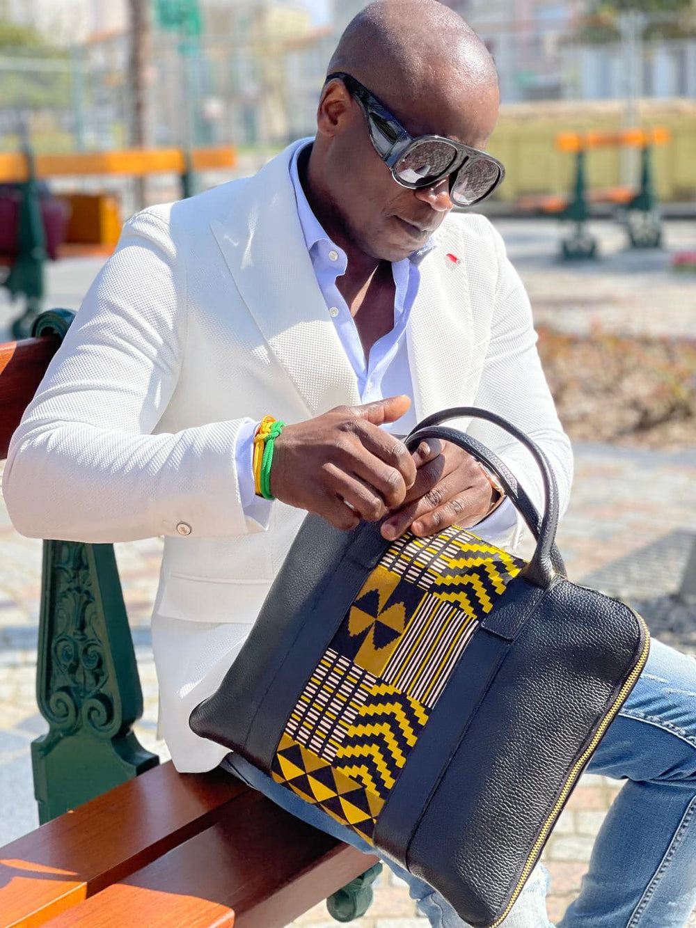 Sac ordinateur KWITT noir et multicolore - cuir artisanal et wax africain - L42cm x h32cm - vue porté - HIMBA Fashion