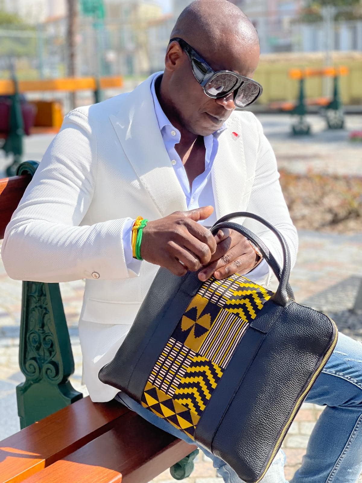 Sac ordinateur KWITT noir et multicolore - cuir artisanal et wax africain - L42cm x h32cm - vue porté - HIMBA Fashion