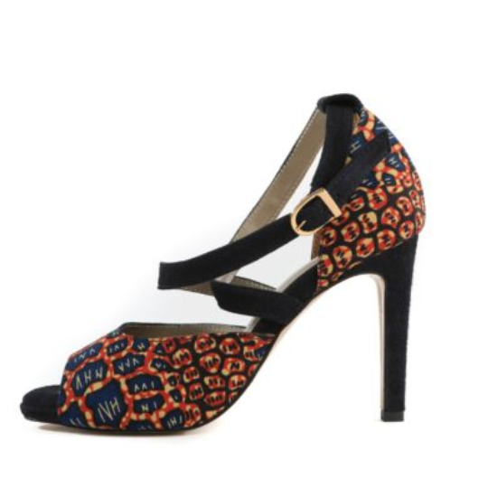 Sandales Skin Himba Fashion – chaussures de danse Kizomba et Semba en cuir bleu marine et tissu à motifs brique et bleu marine, peep toe, double bride croisée, talon aiguille, fabrication artisanale portugaise