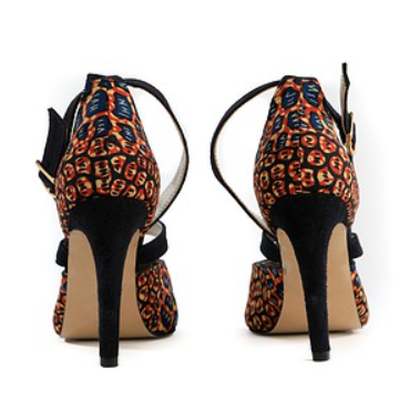 Sandales Skin Himba Fashion – chaussures de danse Kizomba et Semba en cuir bleu marine et tissu à motifs brique et bleu marine, peep toe, double bride croisée, talon aiguille, fabrication artisanale portugaise