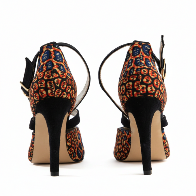 Sandales Skin Himba Fashion – chaussures de danse Kizomba et Semba en cuir bleu marine et tissu à motifs brique et bleu marine, peep toe, double bride croisée, talon aiguille, fabrication artisanale portugaise