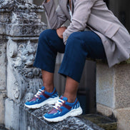 Sneakers KIATEMA bleues - cuir et tissu bogolan - vue chaussure portée - HIMBA Fashion